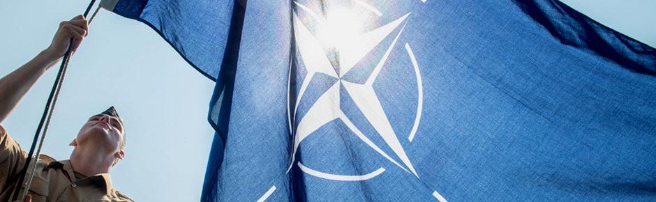 Tender „Rhein“ im Mittelmeer unter blauer NATO-Flagge